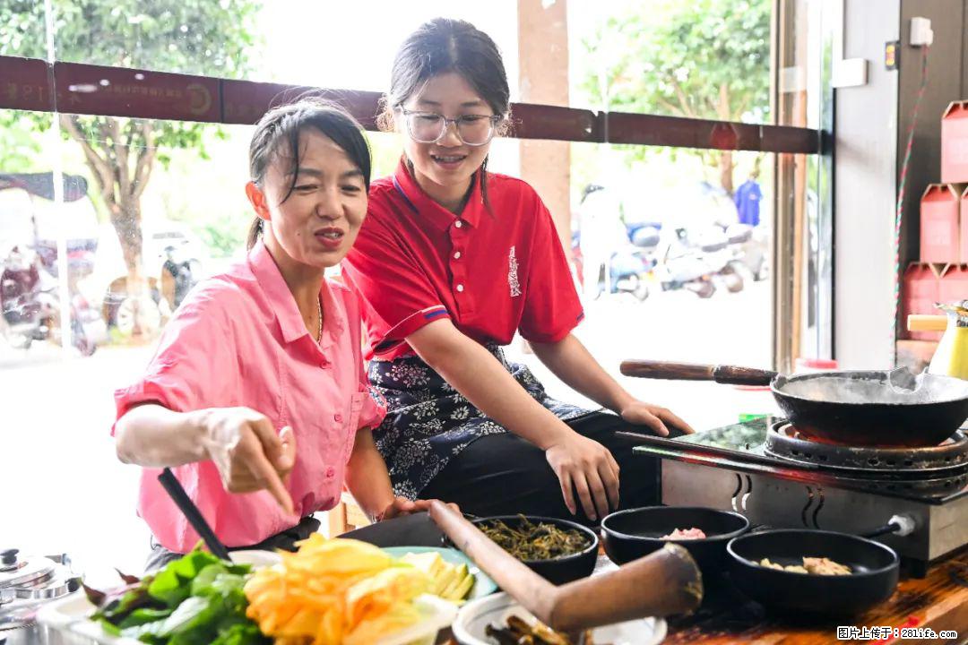 全网追的“扁担女孩”，找了一份暑假工，时薪12元 - 许昌生活资讯 - 许昌28生活网 xc.28life.net